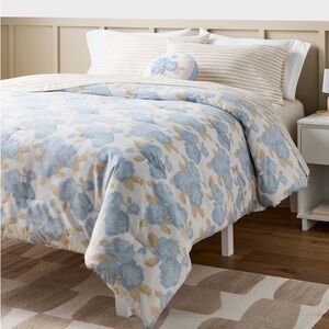 NWT Room Essentials Full/Queen Size Microfiber Reversible Comforter